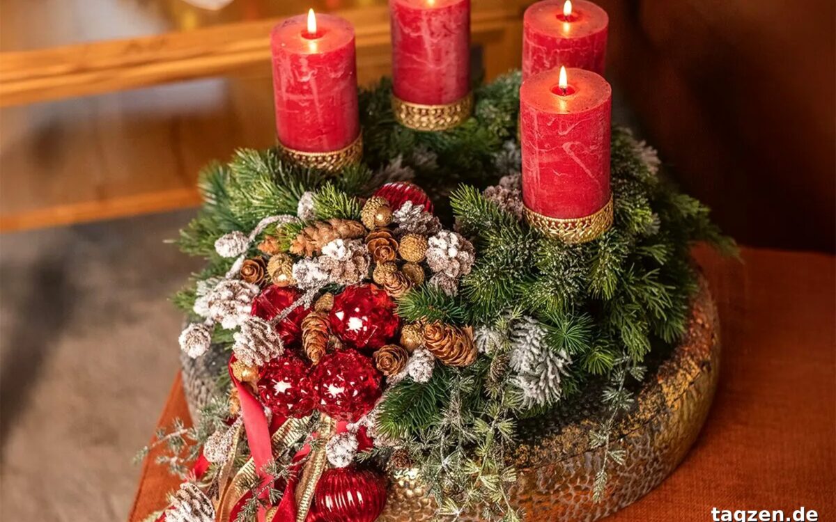 Adventskranz binden – frisch gebundener Tannenkranz mit vier Kerzen.