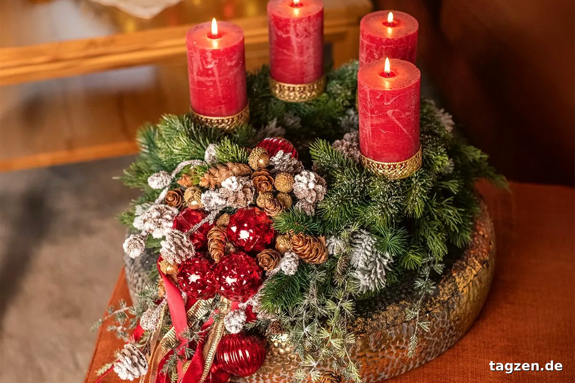 Adventskranz binden – frisch gebundener Tannenkranz mit vier Kerzen.