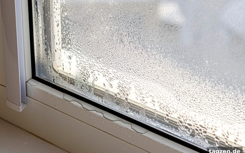 Fenster beschlagen innen – Kondenswasser auf einer Fensterscheibe im Winter