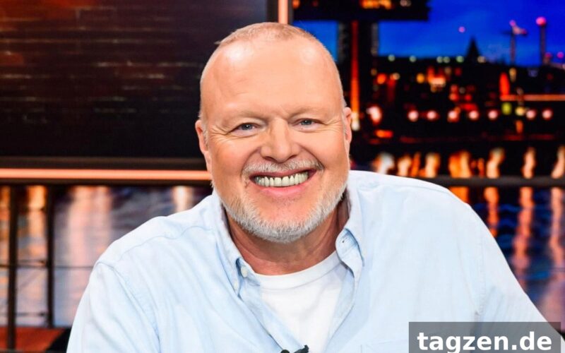 Stefan Raab – der Entertainer lächelnd im TV-Studio