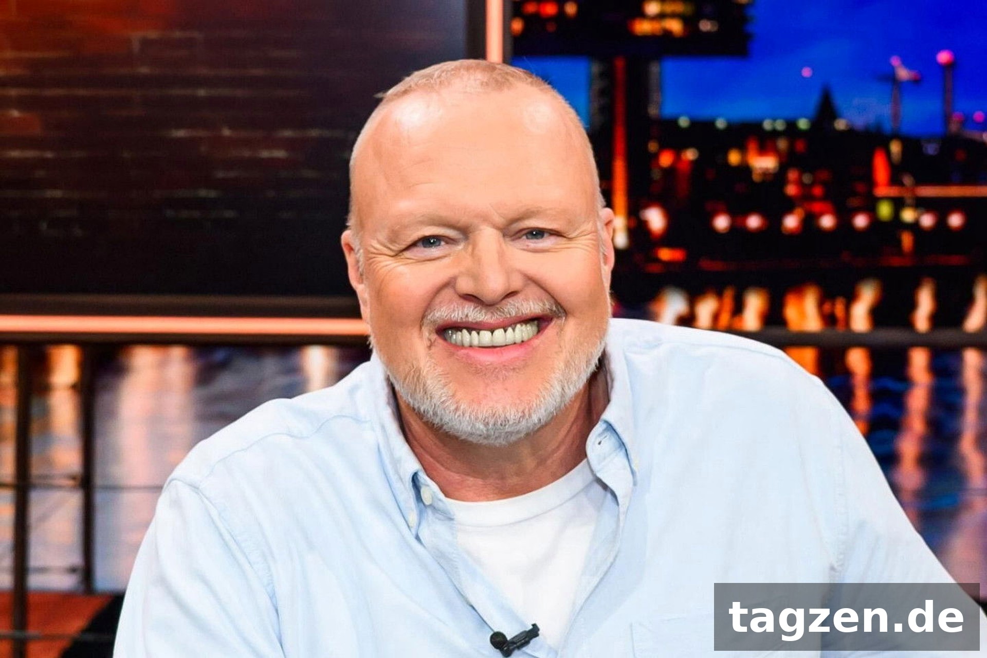 Stefan Raab – der Entertainer lächelnd im TV-Studio